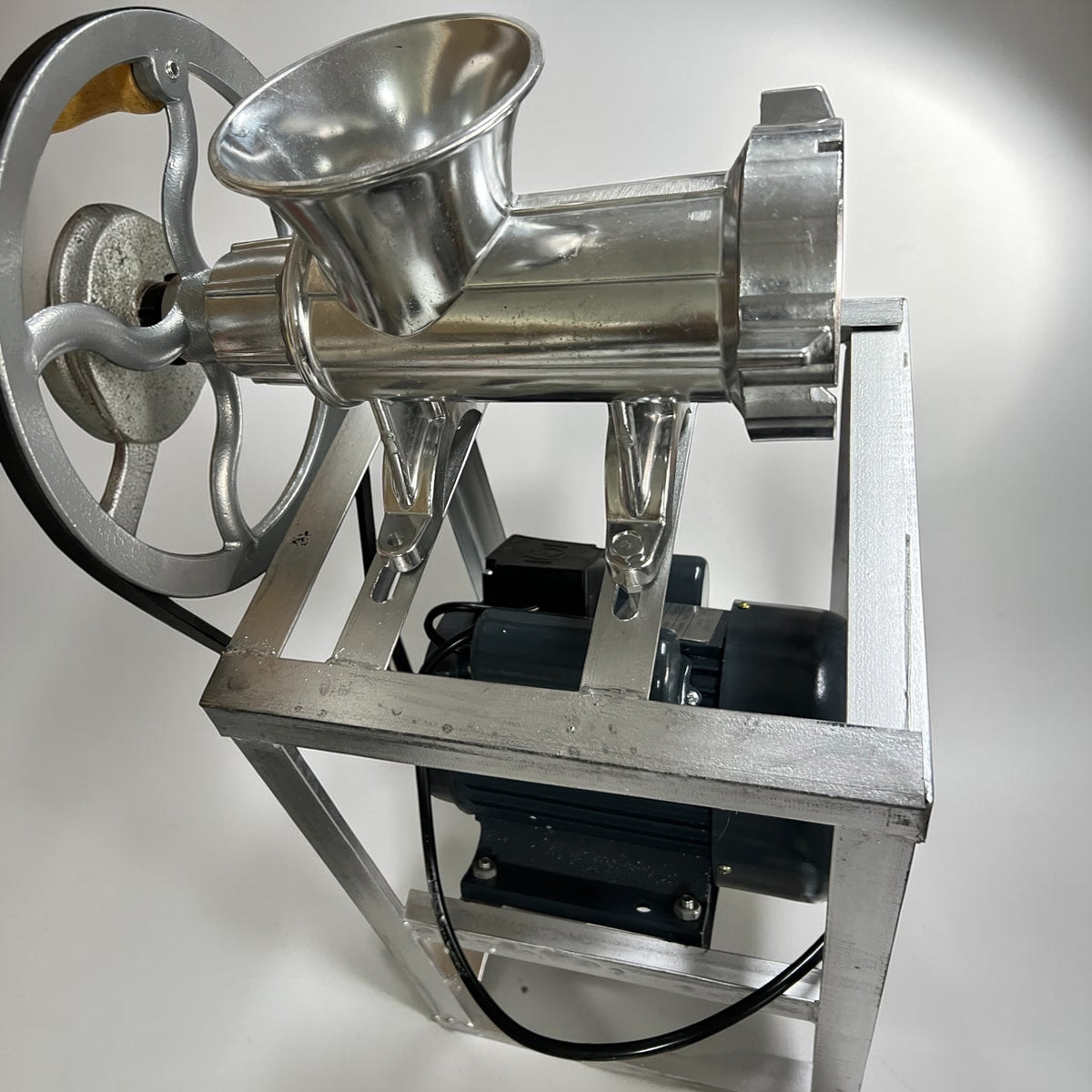 Motor Electric Monofazat 3 kW cu Cadru Metalic și Pâlnie – pentru Mașină de Tocat Carne Nr. 32