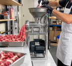 Motor Electric Monofazat 3 kW cu Cadru Metalic și Pâlnie – pentru Mașină de Tocat Carne Nr. 32